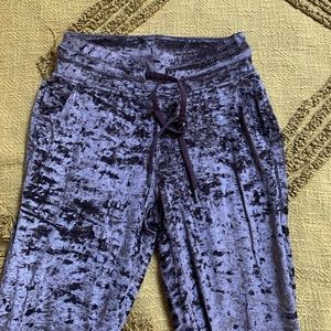 Lululemon ready to crush high rise velour jogger